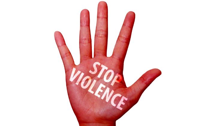 Rote Handinnenfläche mit der weissen Aufschrift "Stop violence"